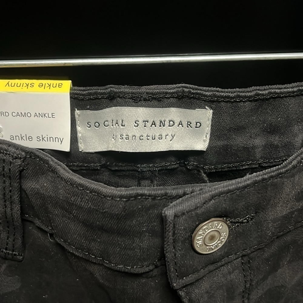 Social Standard by Sanctuary- mid rise ankle skinny black camo. NWT - Picture 4 of 9